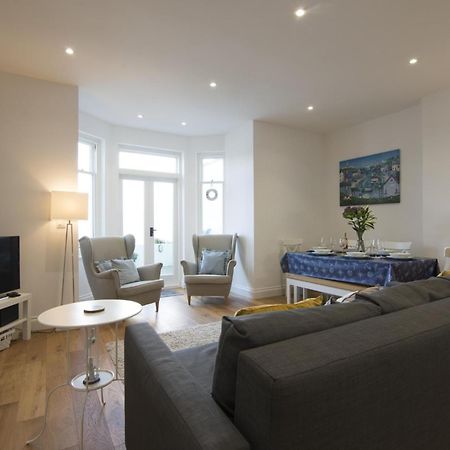 Sea Legs - 2 Bedroom Apartment - Тенби Екстериор снимка