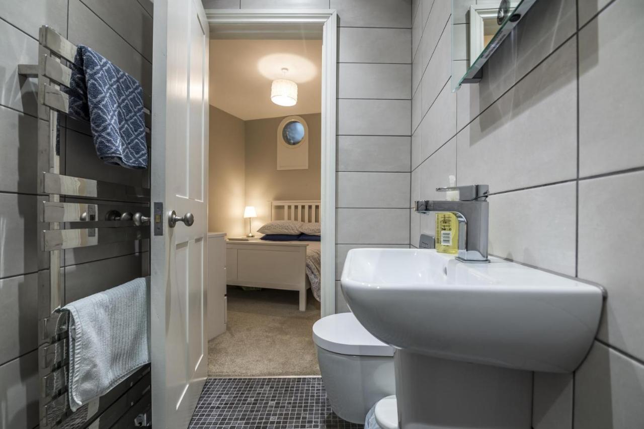 Sea Legs - 2 Bedroom Apartment - Тенби Екстериор снимка