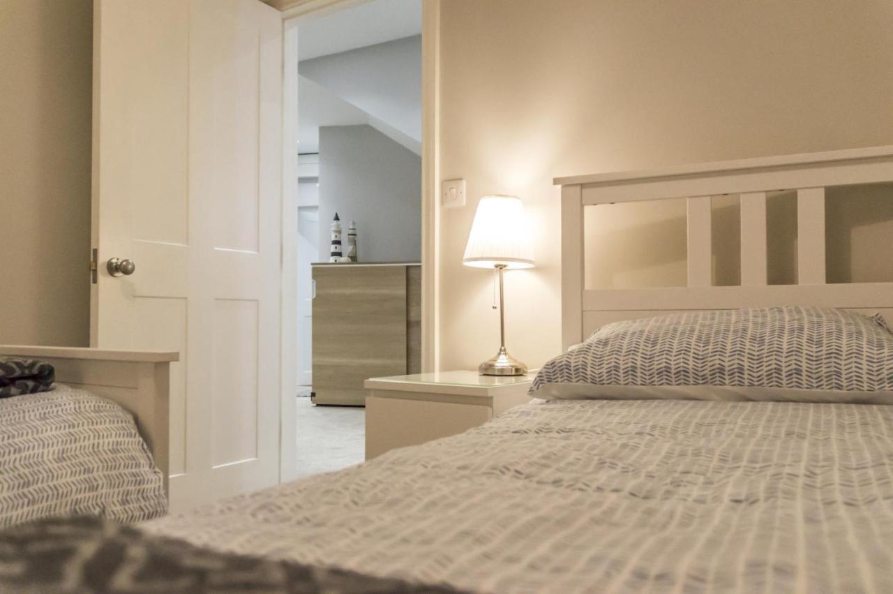 Sea Legs - 2 Bedroom Apartment - Тенби Екстериор снимка