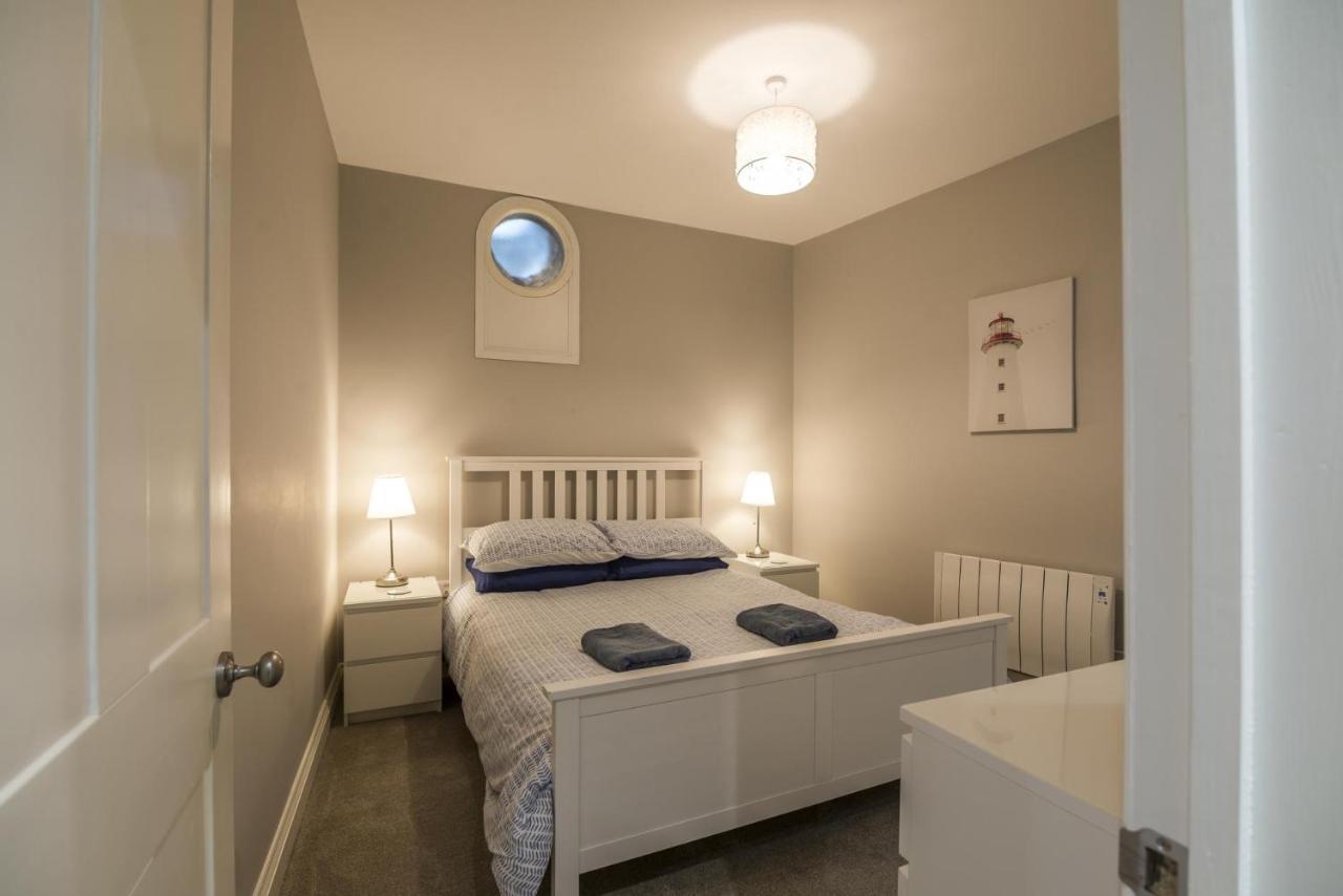 Sea Legs - 2 Bedroom Apartment - Тенби Екстериор снимка