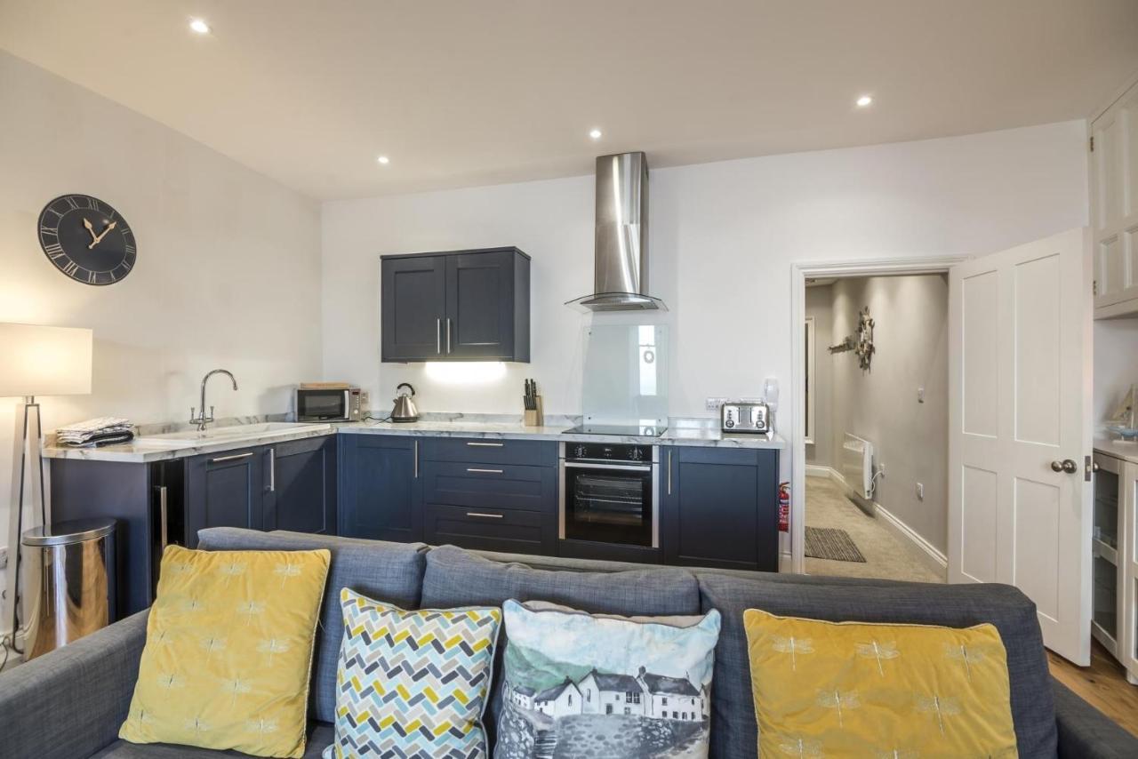 Sea Legs - 2 Bedroom Apartment - Тенби Екстериор снимка