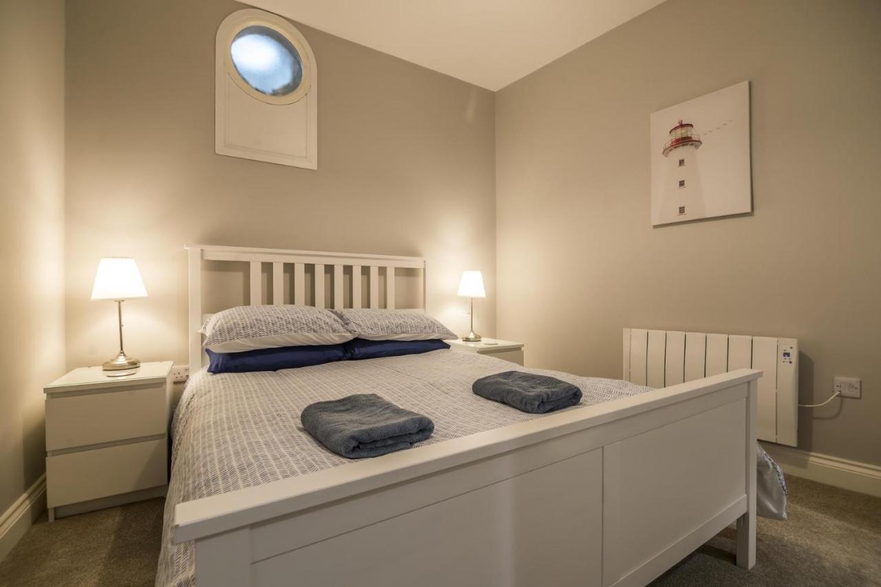 Sea Legs - 2 Bedroom Apartment - Тенби Екстериор снимка