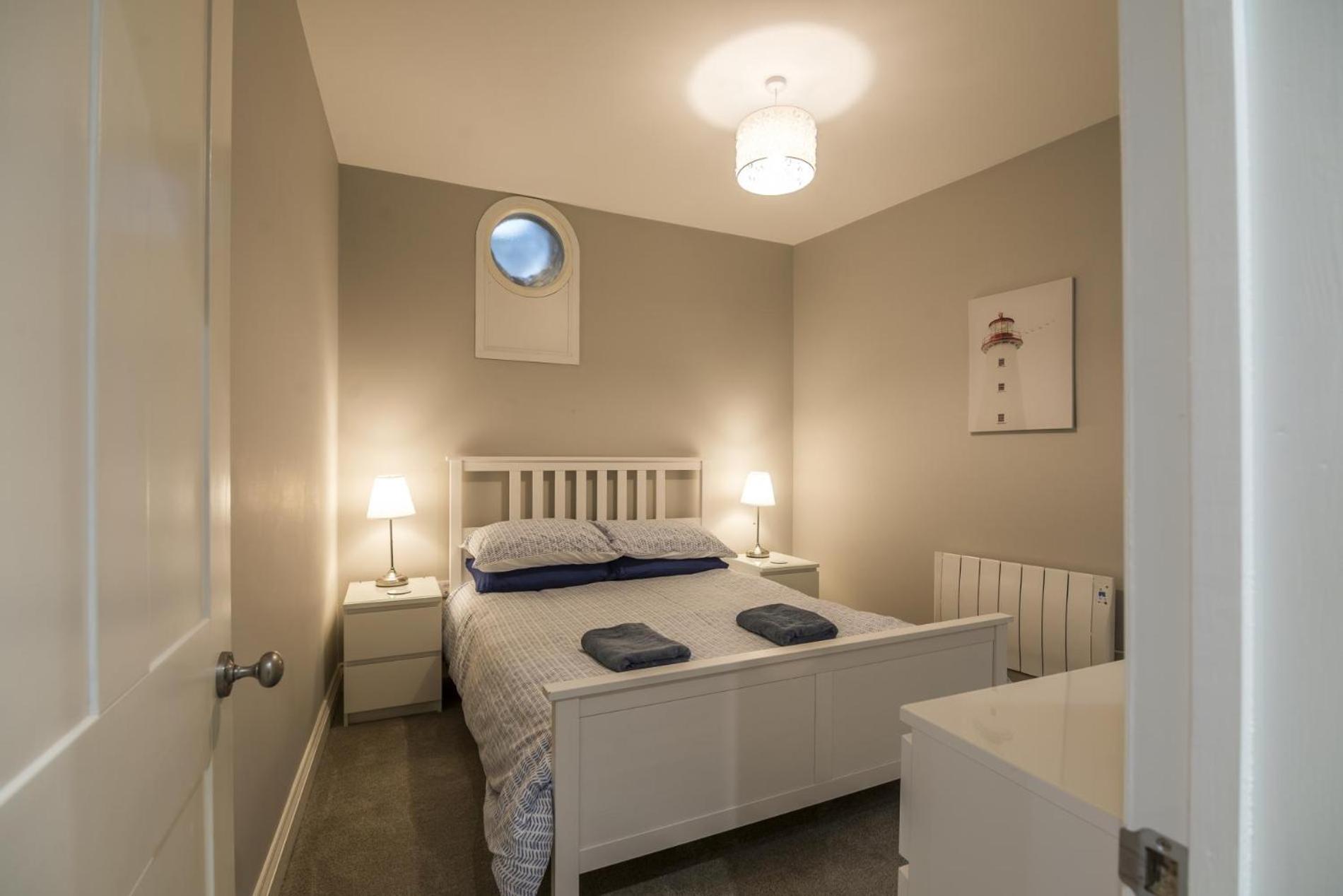 Sea Legs - 2 Bedroom Apartment - Тенби Екстериор снимка