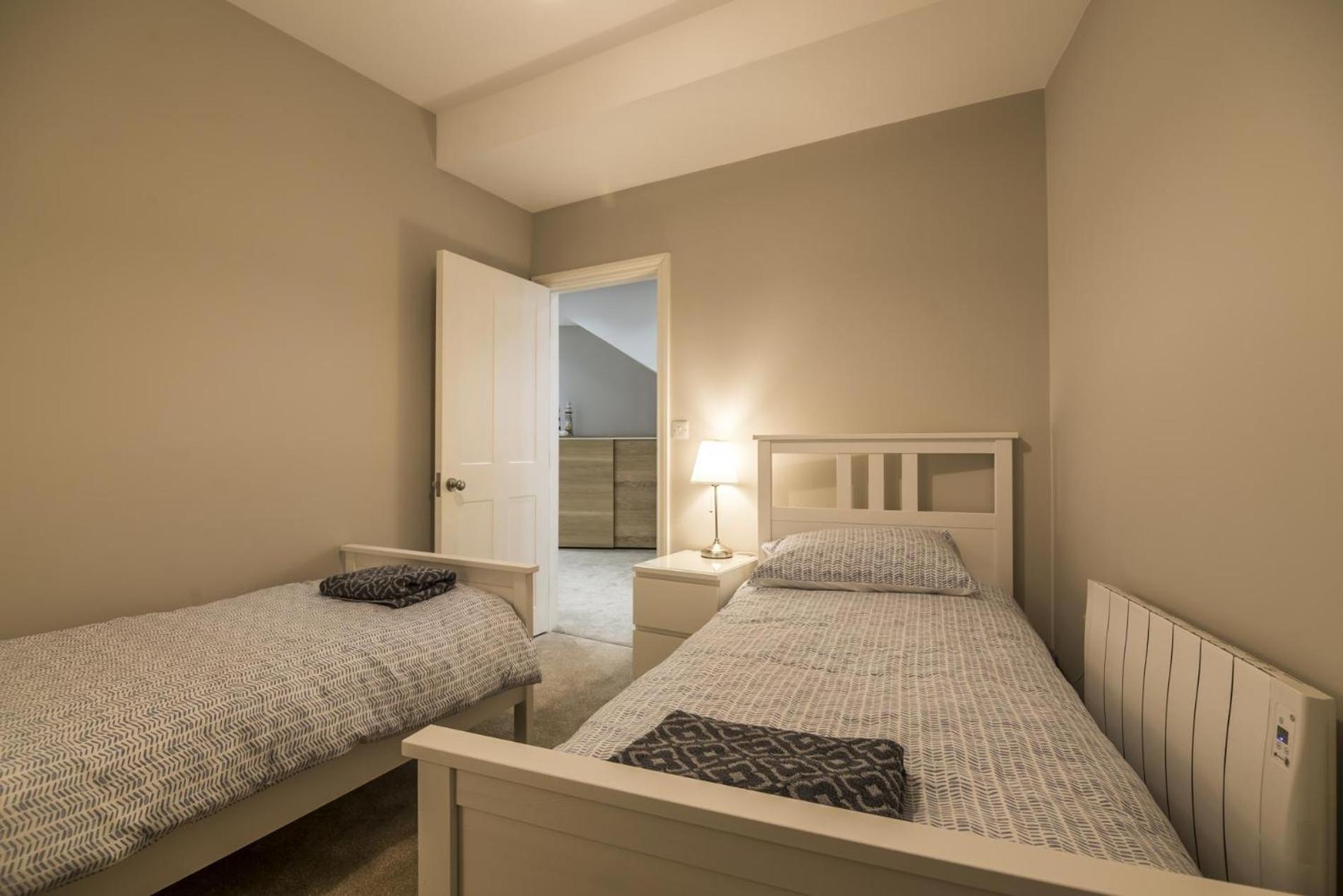 Sea Legs - 2 Bedroom Apartment - Тенби Екстериор снимка