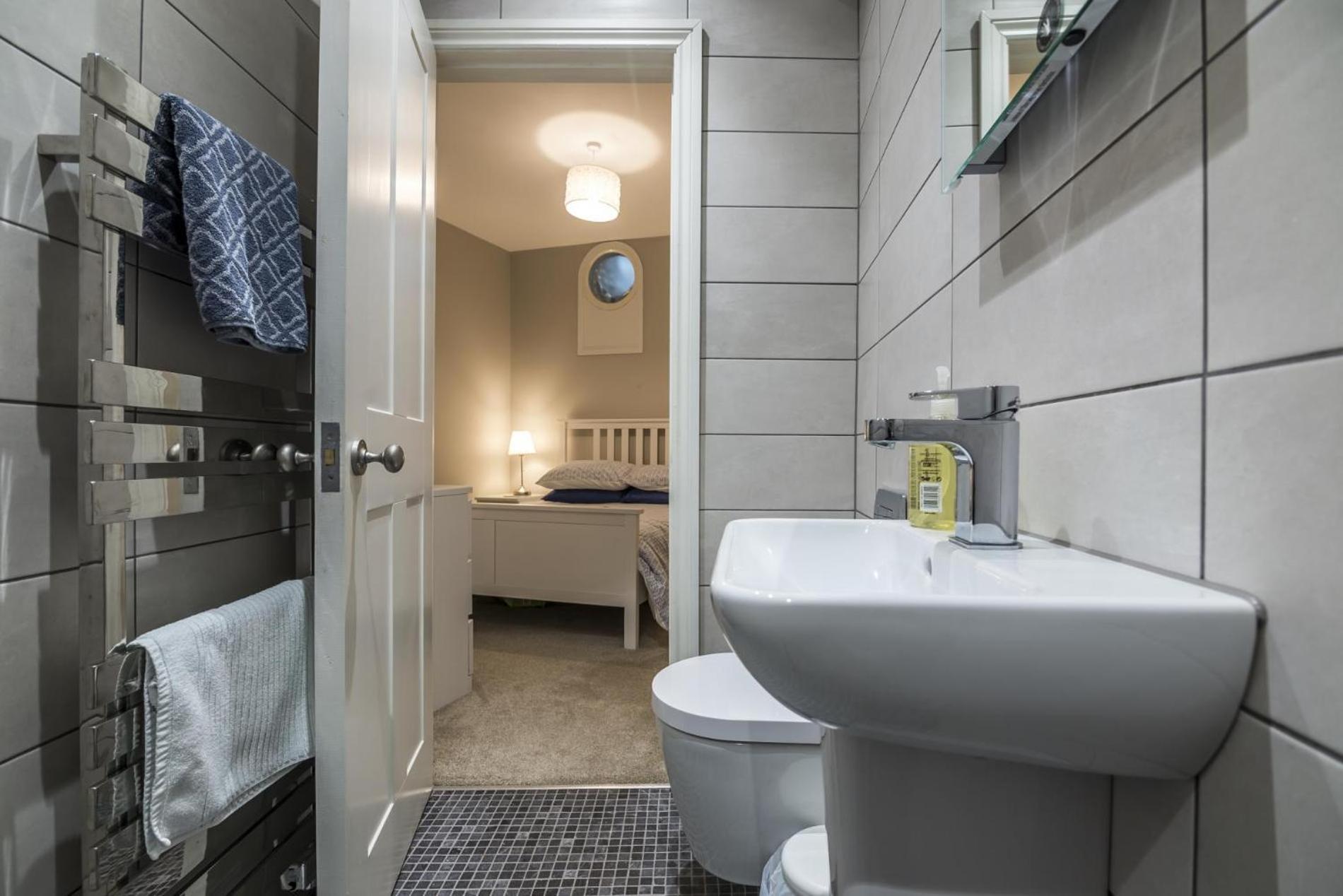 Sea Legs - 2 Bedroom Apartment - Тенби Екстериор снимка